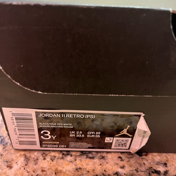 Jordan Retro 11 (ps) size 3y - Picture 6 of 7